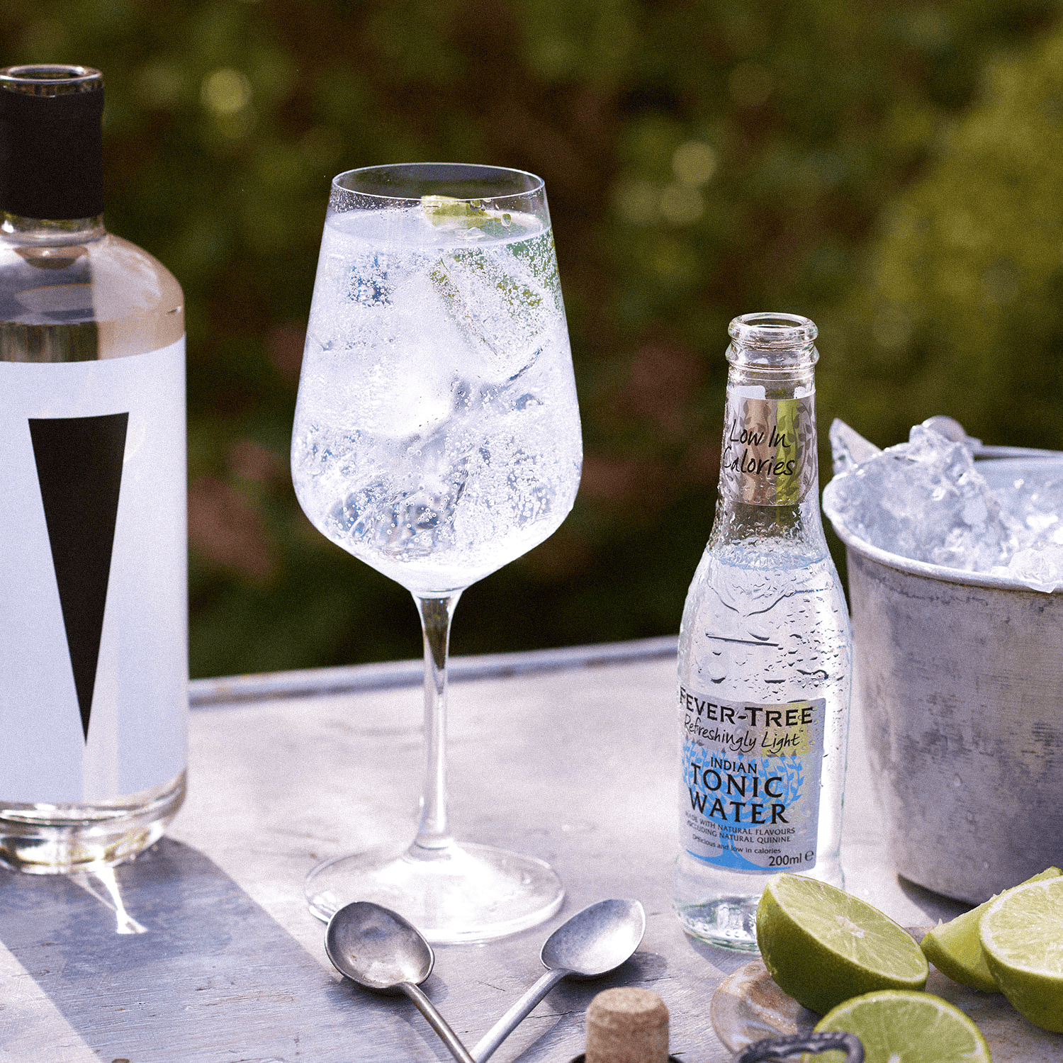 Bicchiere di gin tonic con Fever Tree e lime fresco.