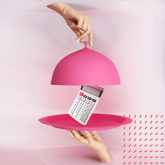 Calcolatrice e lampada rosa in un design creativo e moderno.