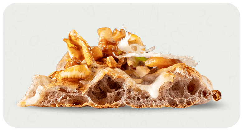 Fetta di pizza Scrocchiarella con crosta croccante e condimenti.
