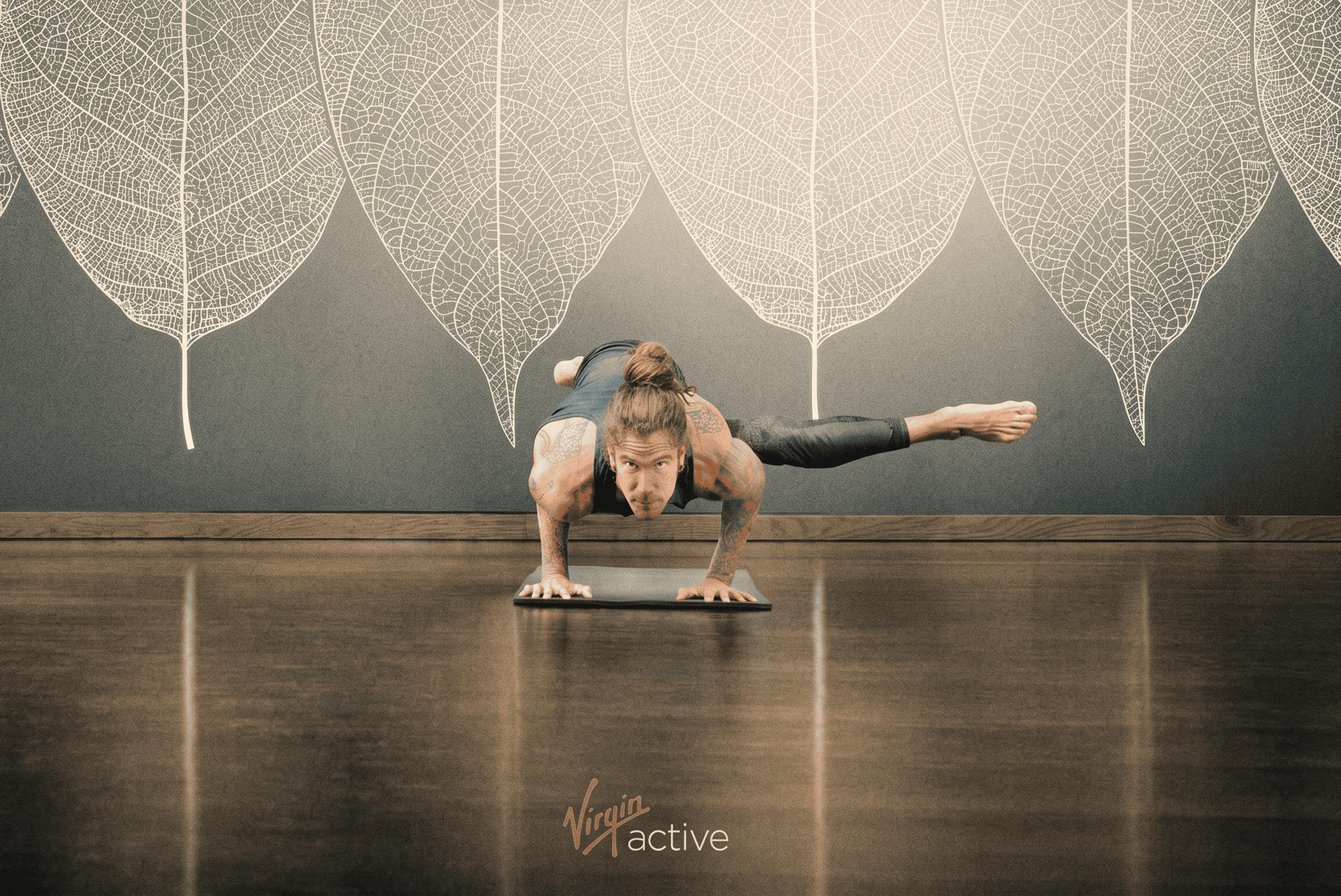 http://Donna%20fa%20yoga%20in%20equilibrio%20su%20un%20tappetino,%20sfondo%20con%20foglie%20stilizzate.