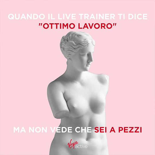 Statua di donna in stile classico con sfondo rosa, testo motivazionale in italiano.
