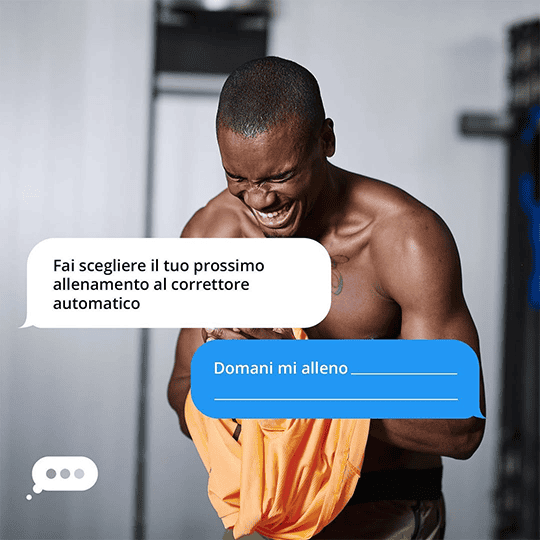 Uomo che si allena in palestra con messaggi motivazionali sullo schermo.