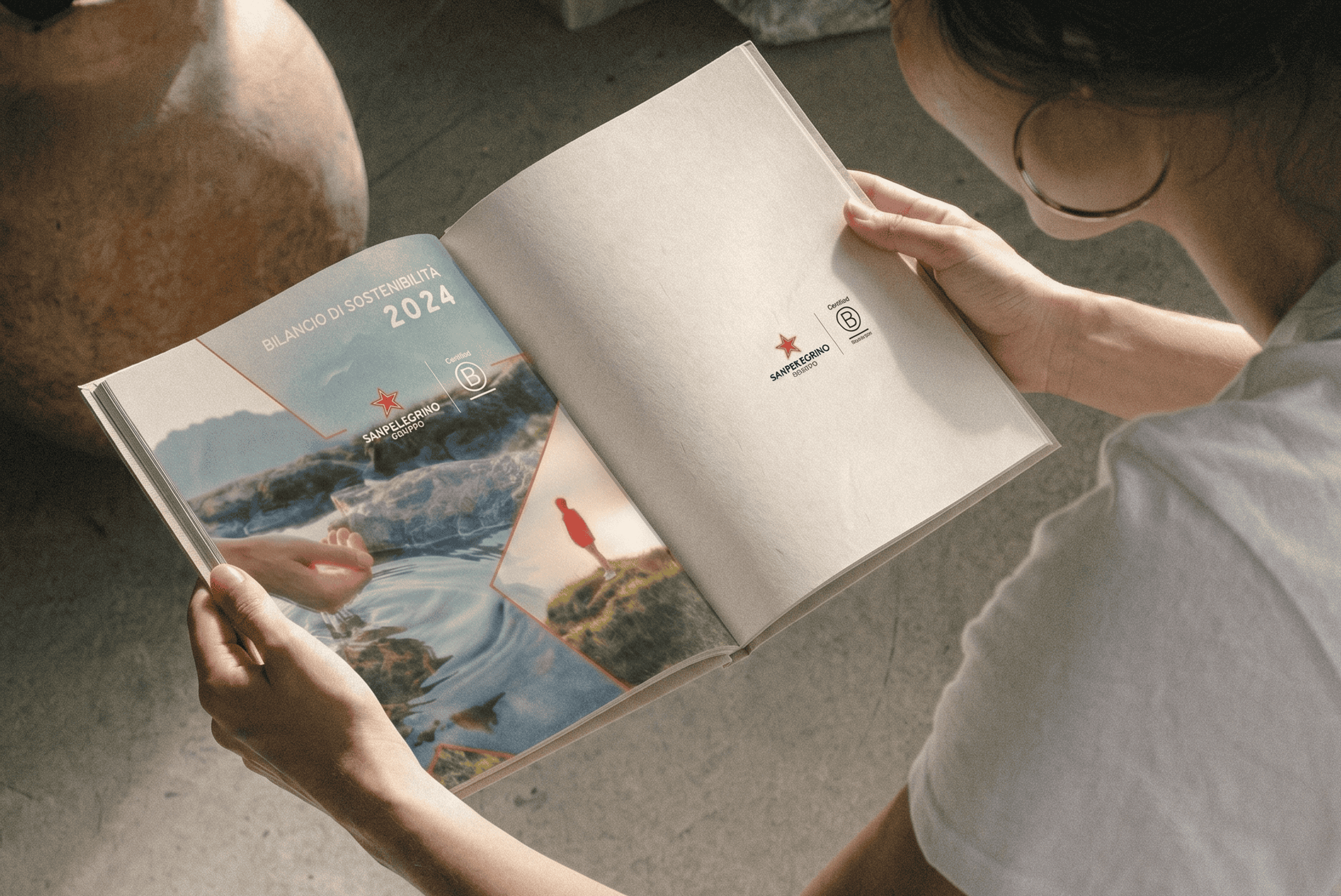 http://Persona%20che%20sfoglia%20un%20catalogo%20di%20viaggio%20con%20immagini%20di%20paesaggi%20e%20destinazioni%20turistiche.